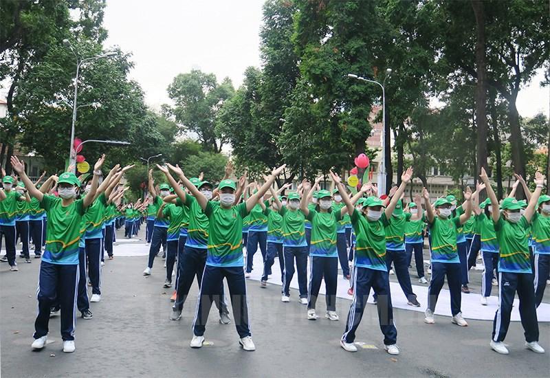Hình ảnh minh họa sự khác biệt giữa việc tập luyện bóng bàn với máy bắn bóng và tập luyện với đối tác là người thật, thể hiện hai khía cạnh bổ trợ nhau